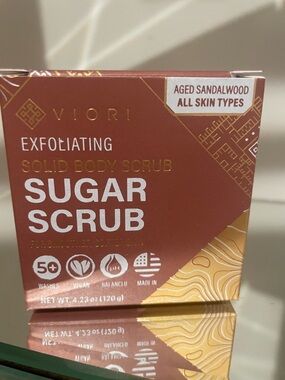 Vi️ori Aged Sandalwood Exfoliating Sugar Scrub - Brown